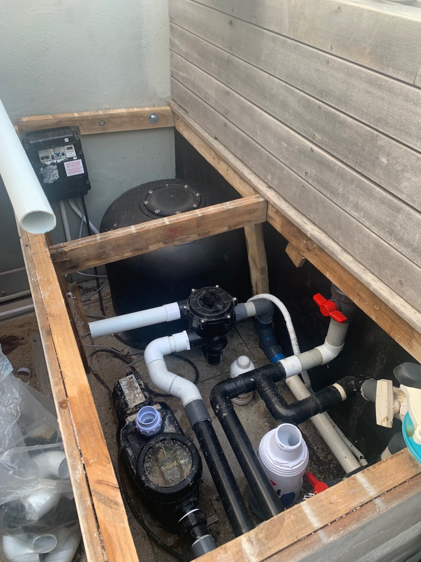Sand filter and circulation pump installed in a timber plant box